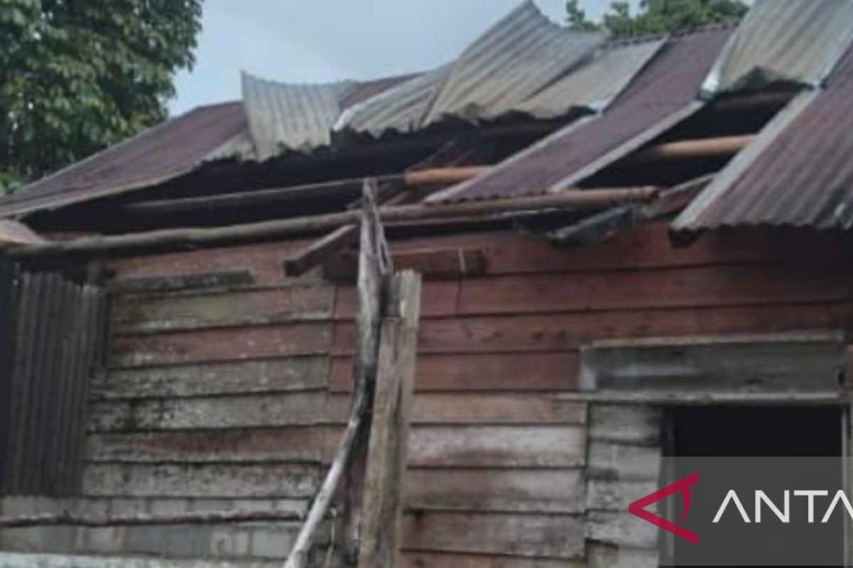 Relawan Tagana Bangka data rumah warga rusak akibat angin kencang