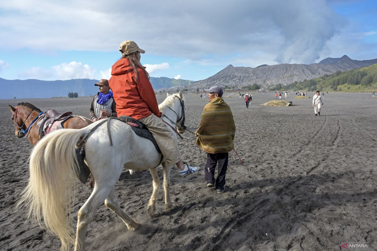 Wisatawan diajak ikut upacara HUT RI di Lautan Pasir Gunung Bromo