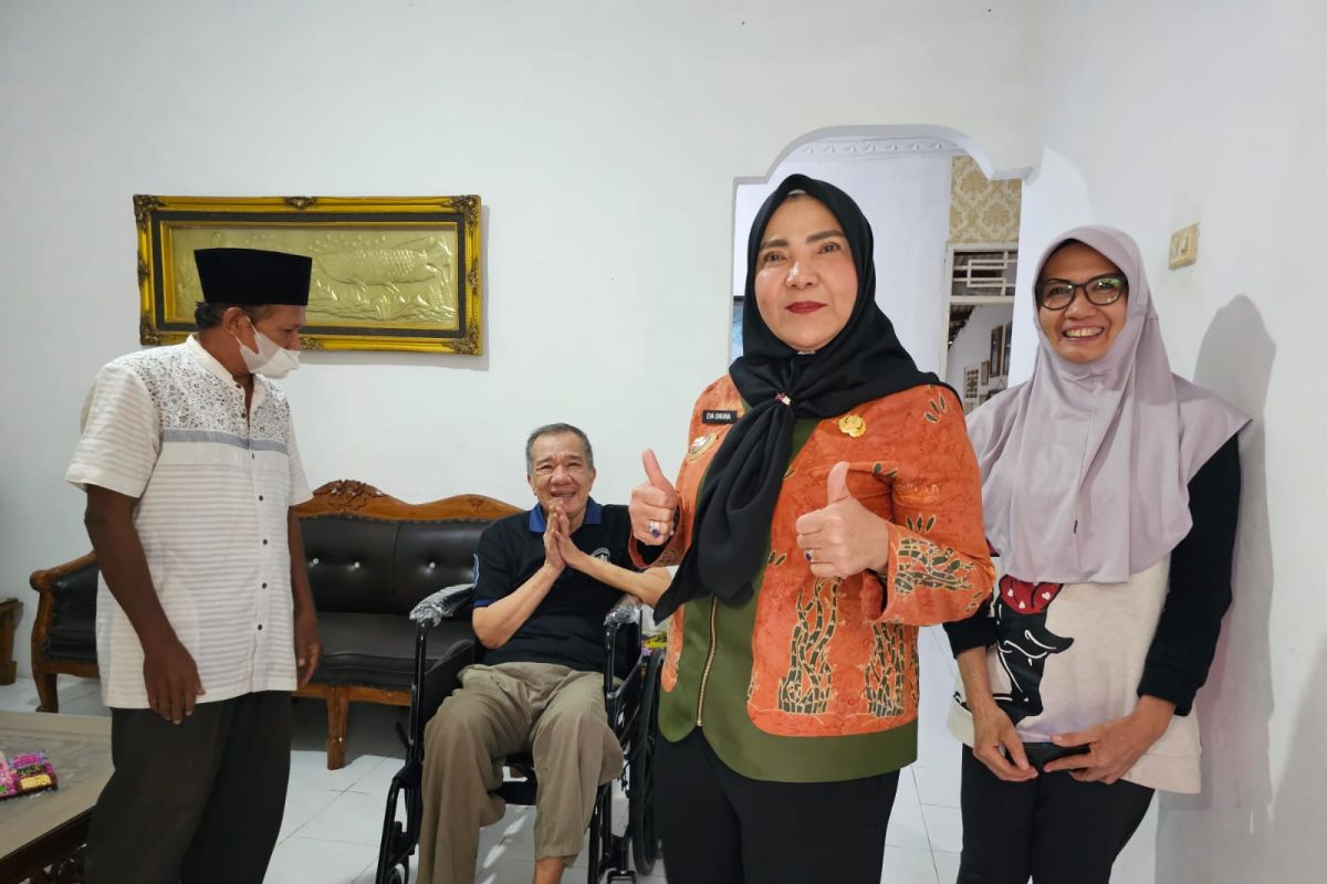 Wali Kota Bandarlampung beri bantuan kursi roda kepada warga