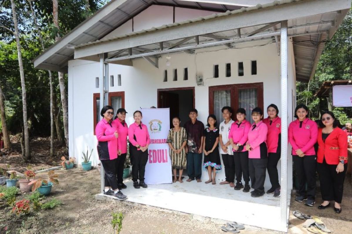 Bhayangkari bedah rumah dan gereja di Nias Utara