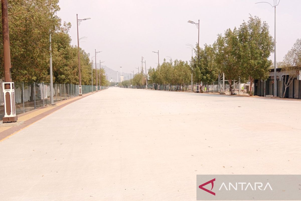 Jalan khusus jamaah haji berbahan karet disiapkan di Arafah