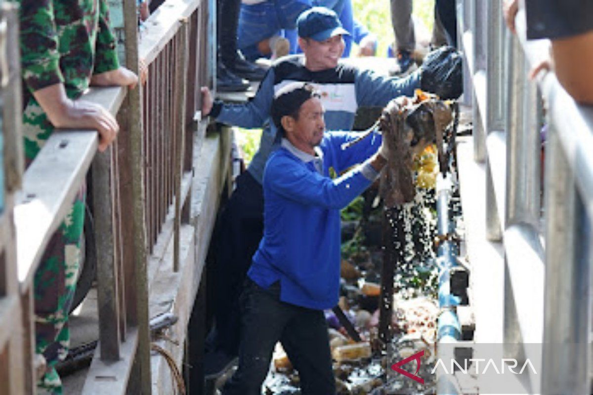 Banjarmasin gelar aksi satu bulan bersih sampah hingga kolong rumah 