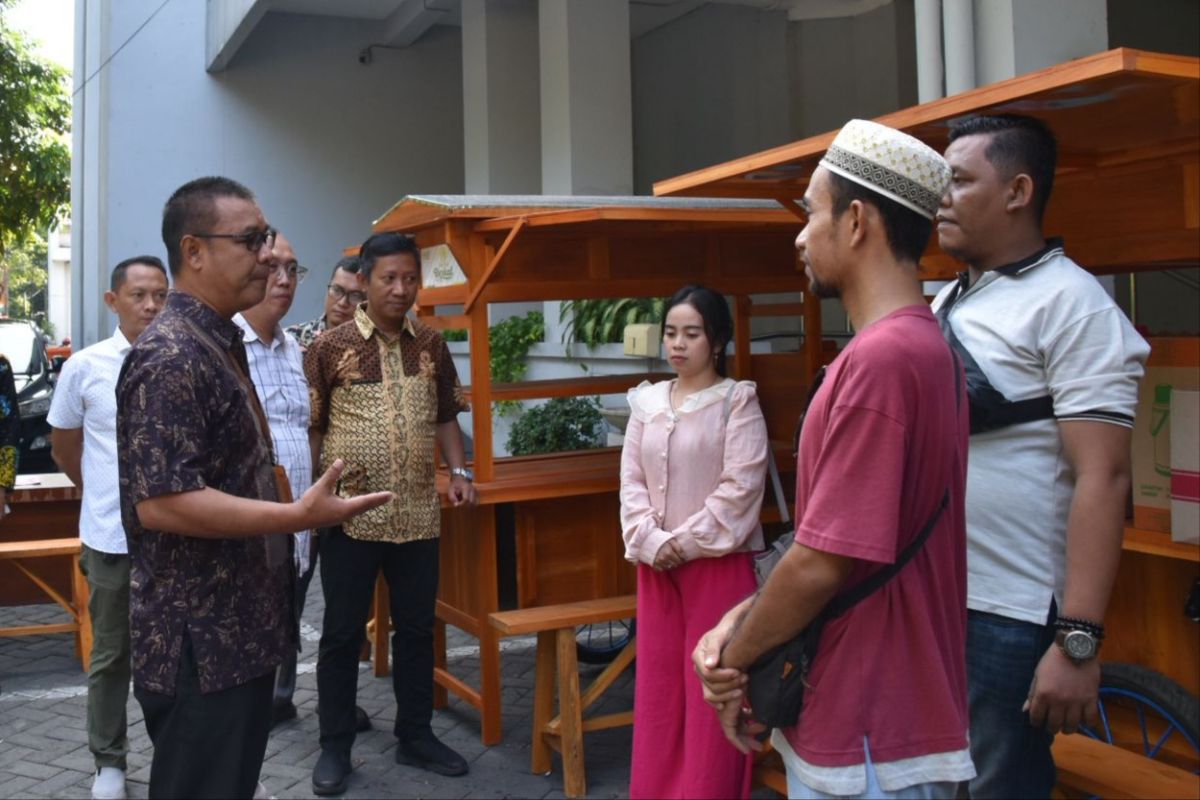 Satpol PP Surabaya beri bantuan gerobak ke PKL terdampak relokasi