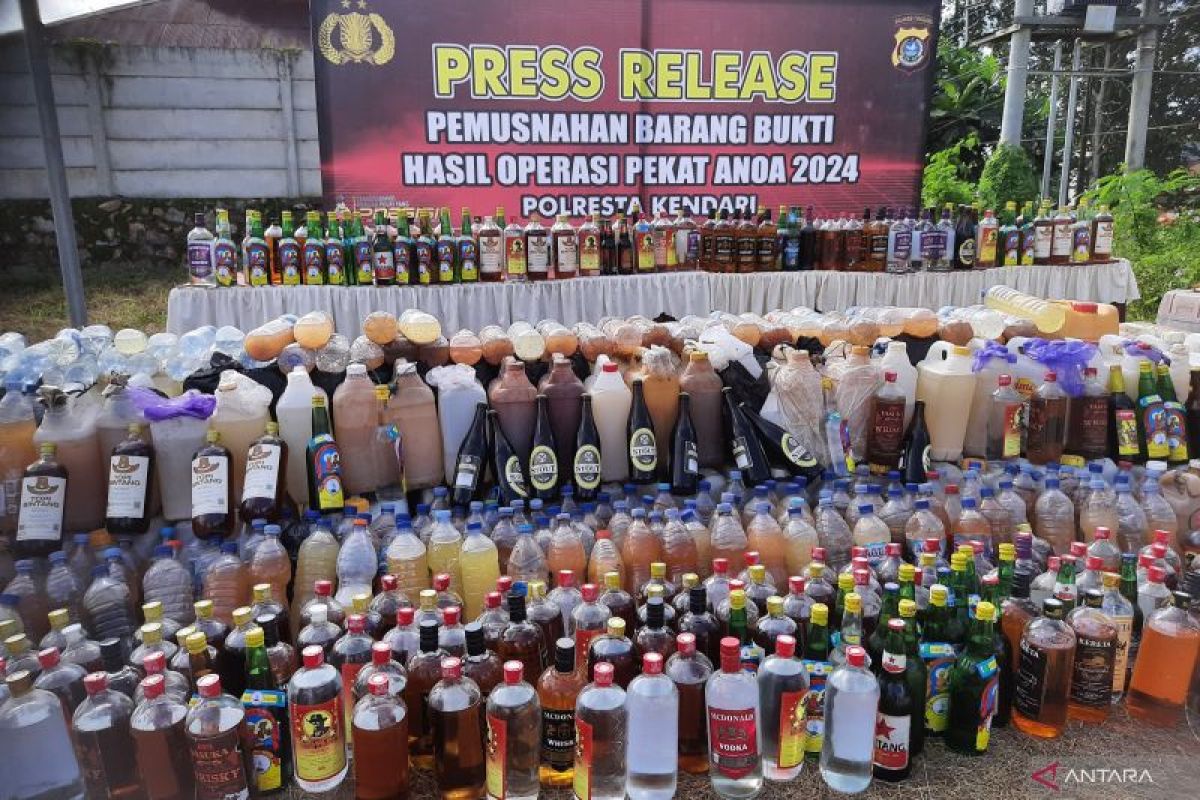 Polresta Kendari musnahkan 2 ton minuman keras tradisional ilegal
