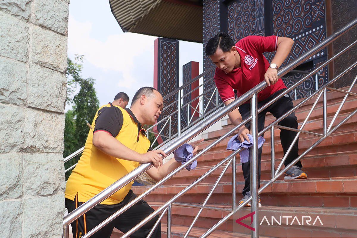 Sambut HUT Bhayangkara, Kepolisian bersihkan di gereja di Jakut