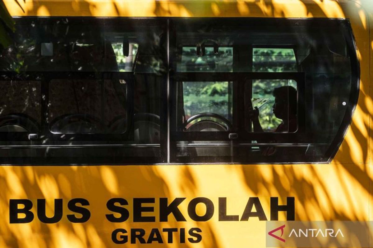 Kemarin, tersangka rusak gerbang DPRD, syarat magang ke Jepang hingga angkutan gratis siswa di NTB