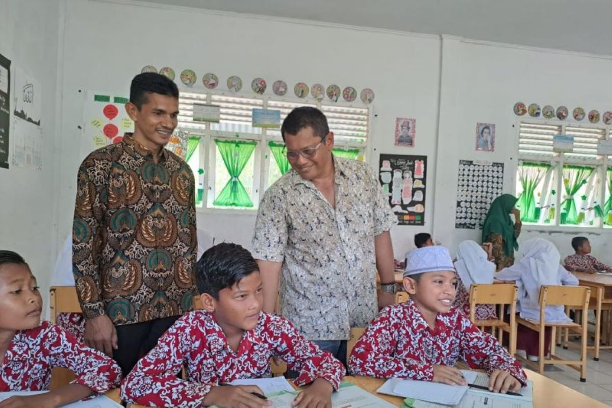 Guru di Aceh Besar terima sertifikasi dan honor jelang Idul Adha