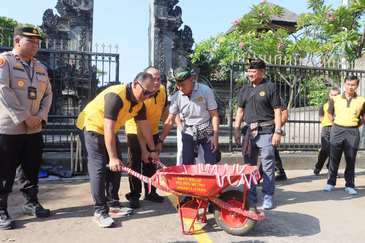 Polisi gelar bersih-bersih di Pura Dalem Purnajati Tanjung Puri