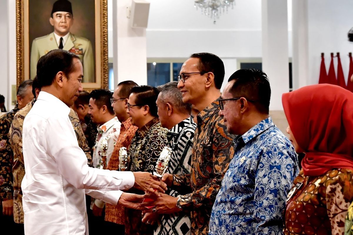 Presiden Jokowi serahkan penghargaan kepada 15 TPID