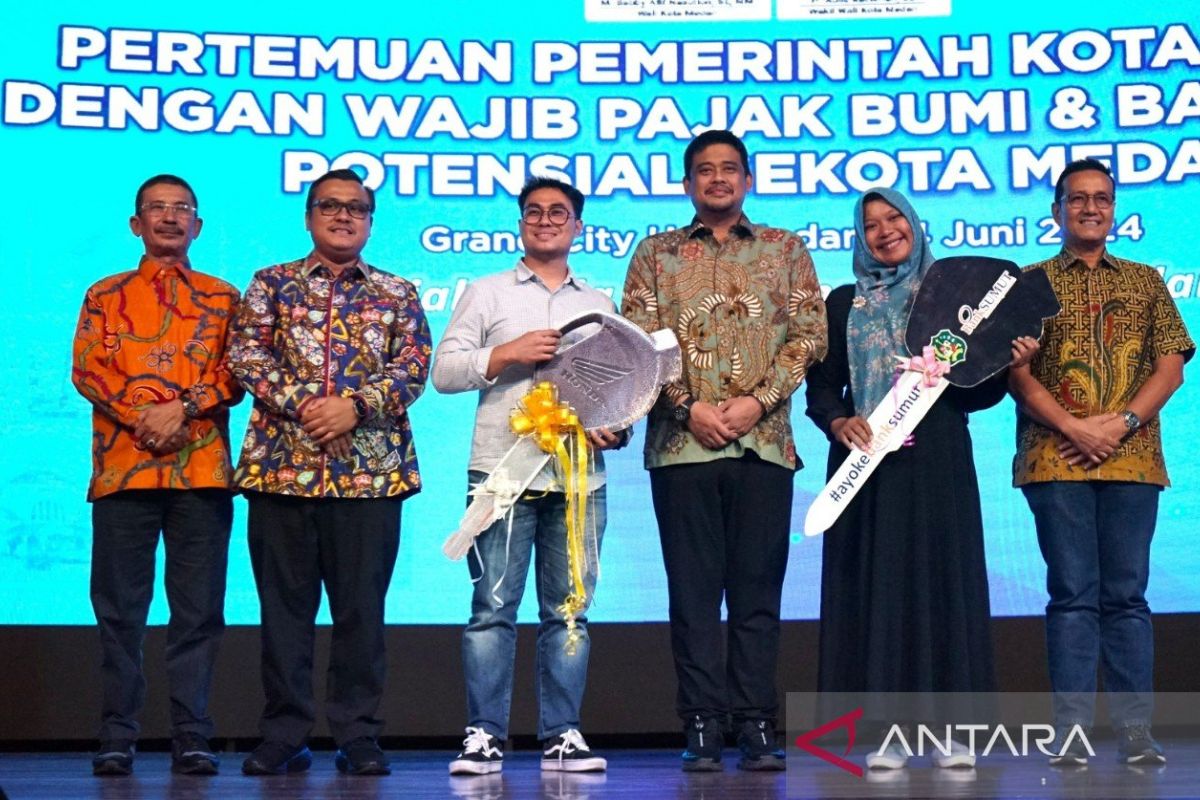 Pemkot Medan berikan piagam kepada wajib pajak potensial, ini kata Bobby Nasution
