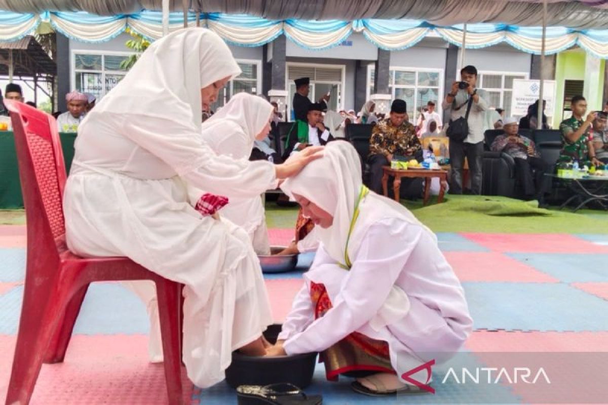 Santri Ponpes Ruhul Islam Padang Lawas cuci dan cium kaki ibu dihari penamatan