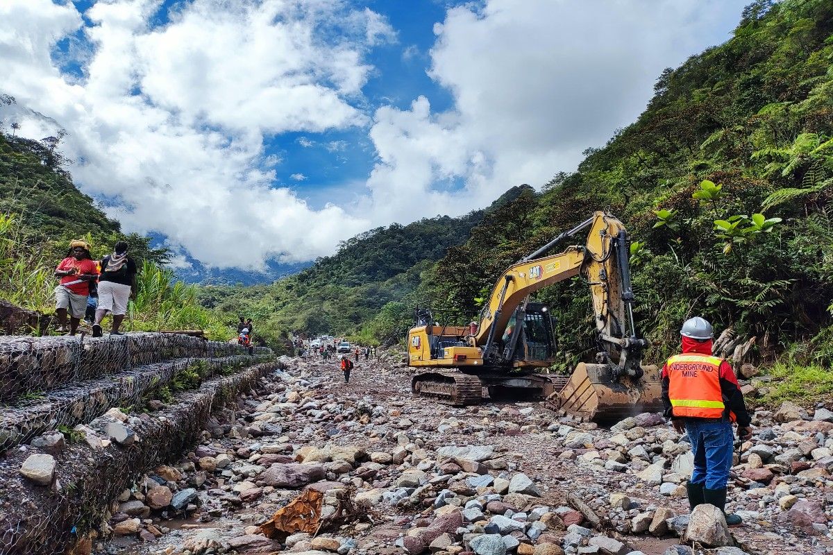 PT Freeport Indonesia perbaiki jalan dan jembatan rusak di Mimika