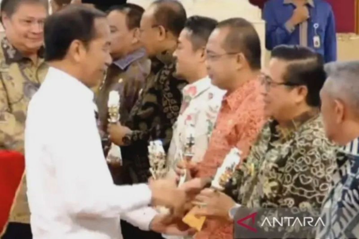 Banjarmasin govt receives TPID Award 2024 from President
