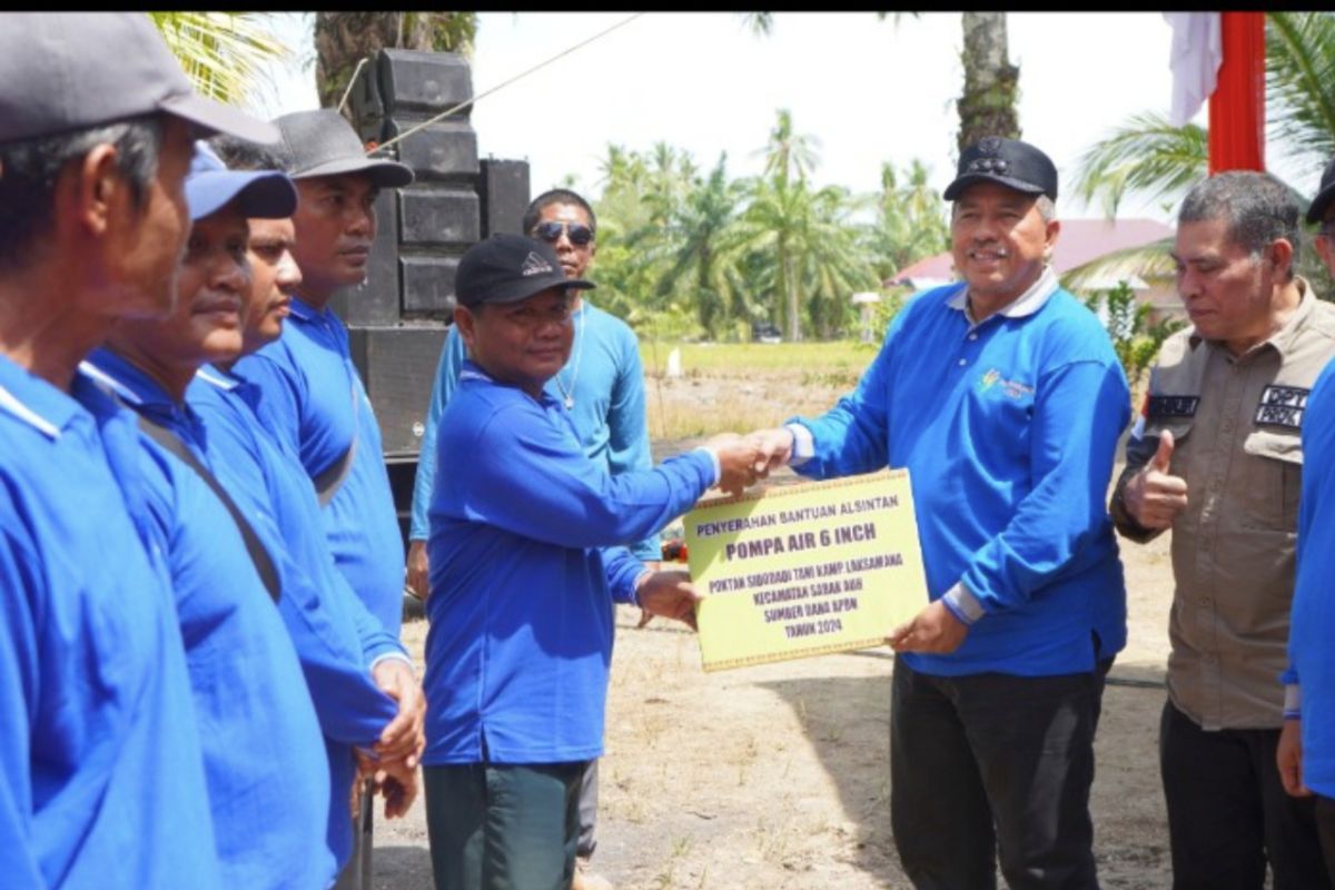 Bupati Siak serahkan bantuan 16 pompa air dan 1 kultivator untuk petani