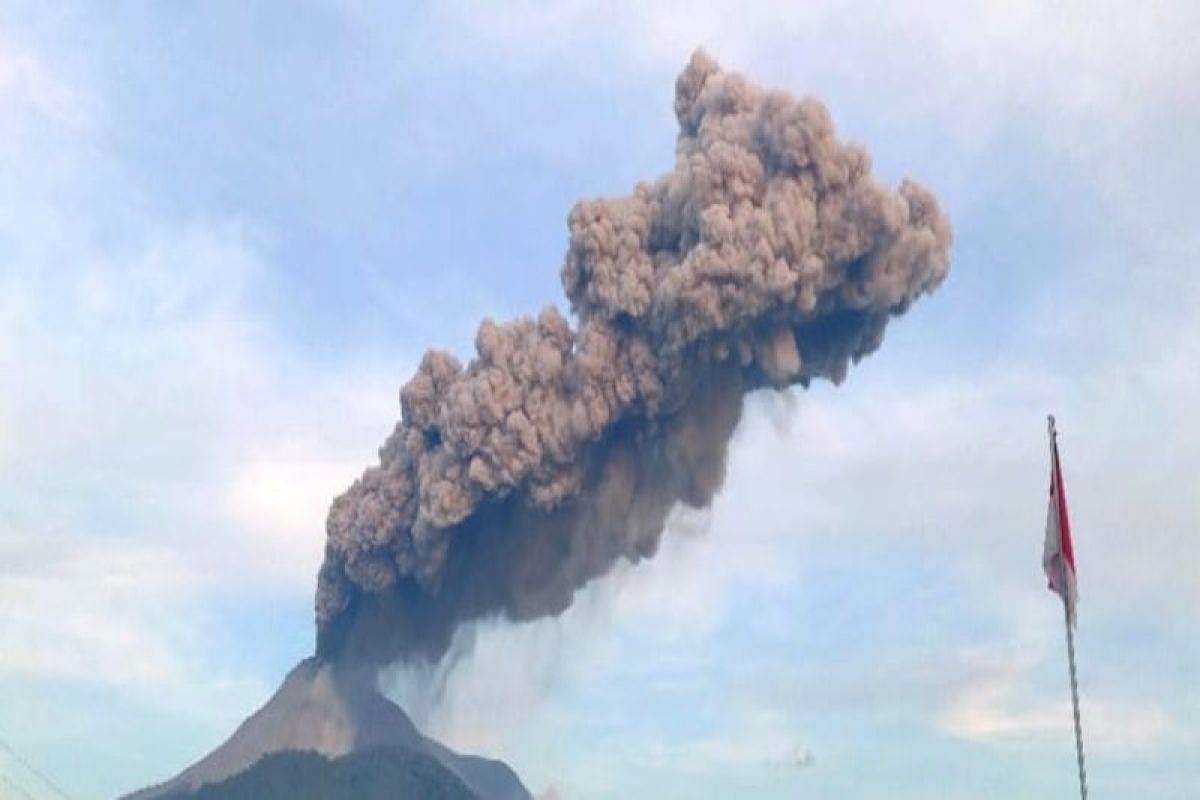 Gunung Lewotobi Laki-laki erupsi setinggi 1.000 meter