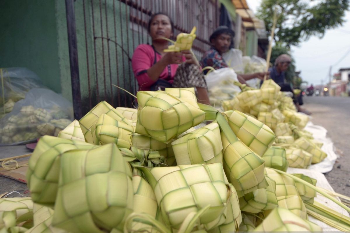 Penjualan bungkus ketupat di Bandar Lampung