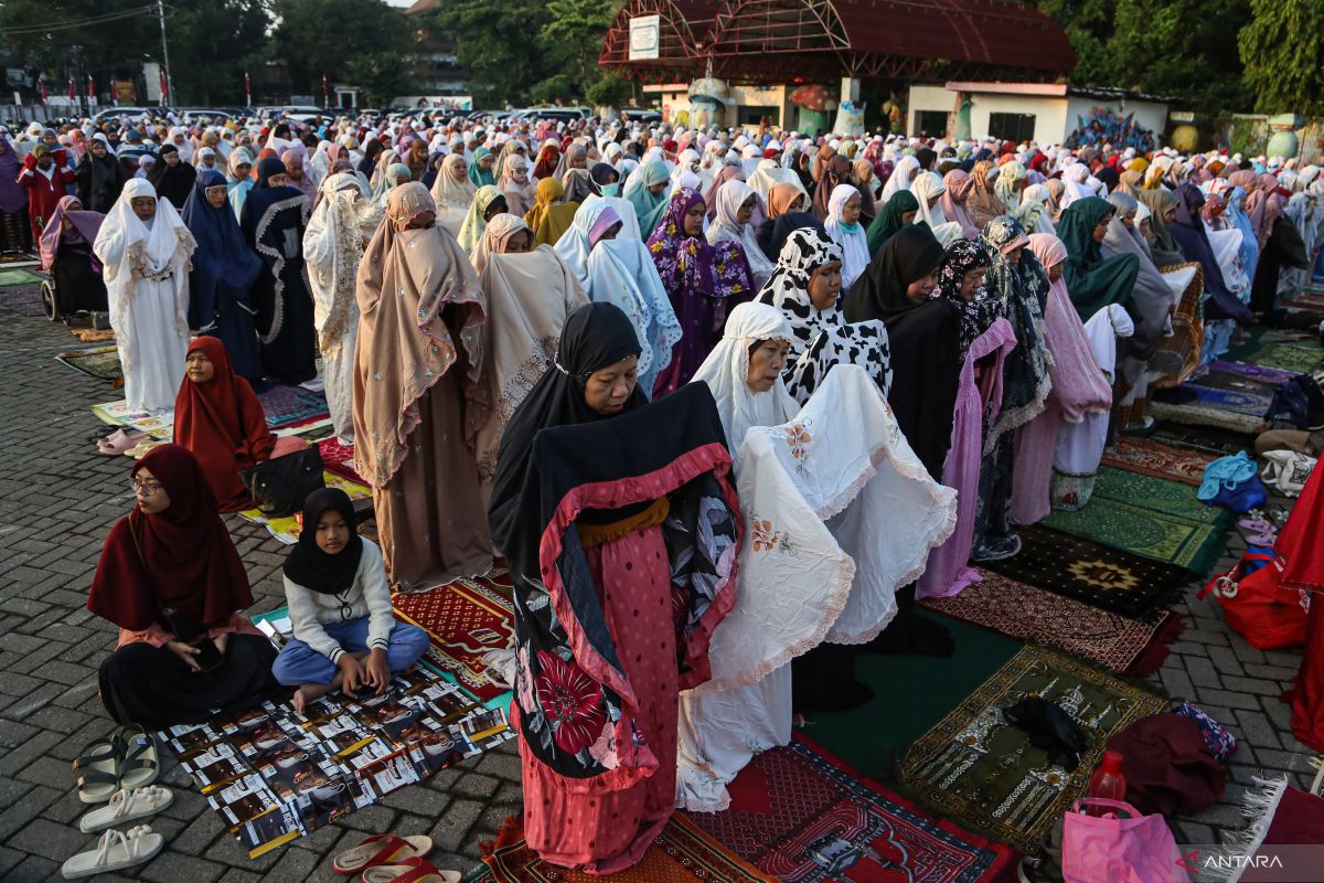 Kemarin, Pelaksanaan Shalat Idul Adha hingga evakuasi sapi masuk sumur