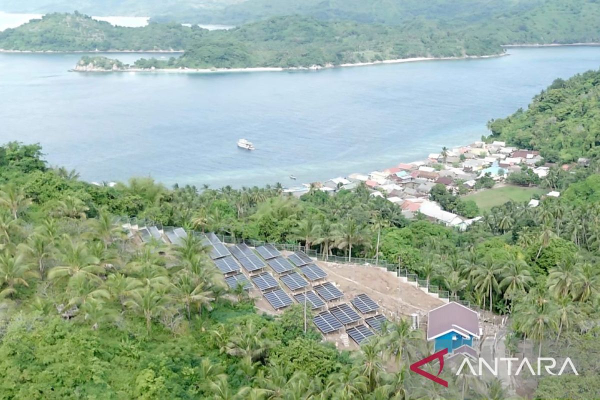 Masyarakat Pulau Bembe Kabupaten Selayar Nikmati Listrik Bersih dari PLTS PLN 176 kWp