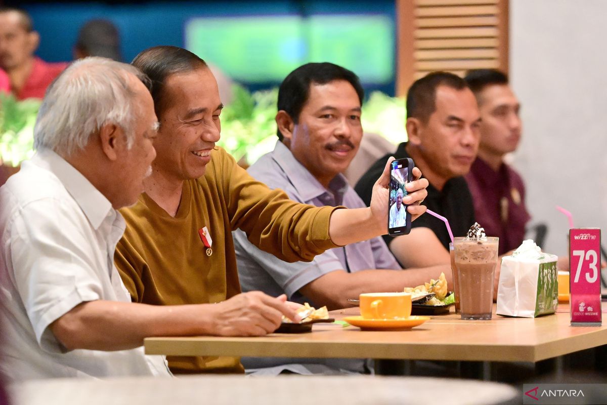 Presiden Jokowi nikmati kuliner mi pedas di semarang