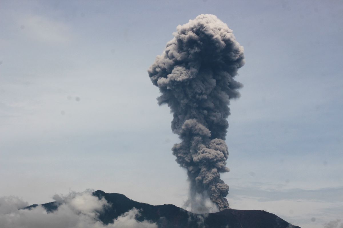 Gunung Marapi kembali erupsi lagi dengan amplitudo 30,3 mm selama 48 detik pada Minggu