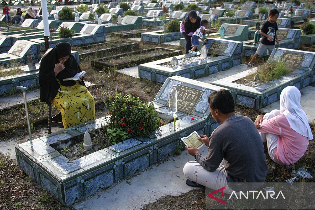 Tradisi Ziarah Kubur Jelang Idul Adha Untuk Doakan Keluarga Yang Telah