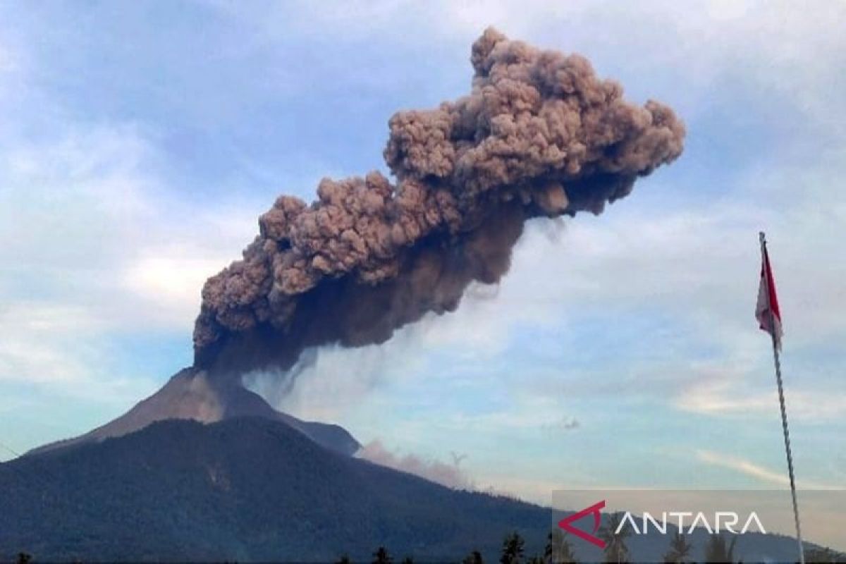 Gunung Lewotobi Laki-laki di Flores Timur erupsi setinggi 1.000 meter ...