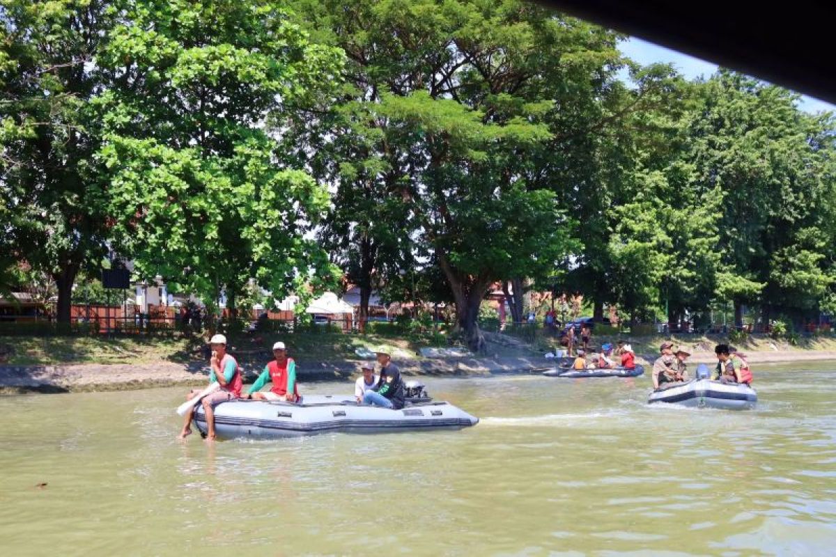 DLH Surabaya laksanakan patroli cegah pembuangan rumen ke sungai