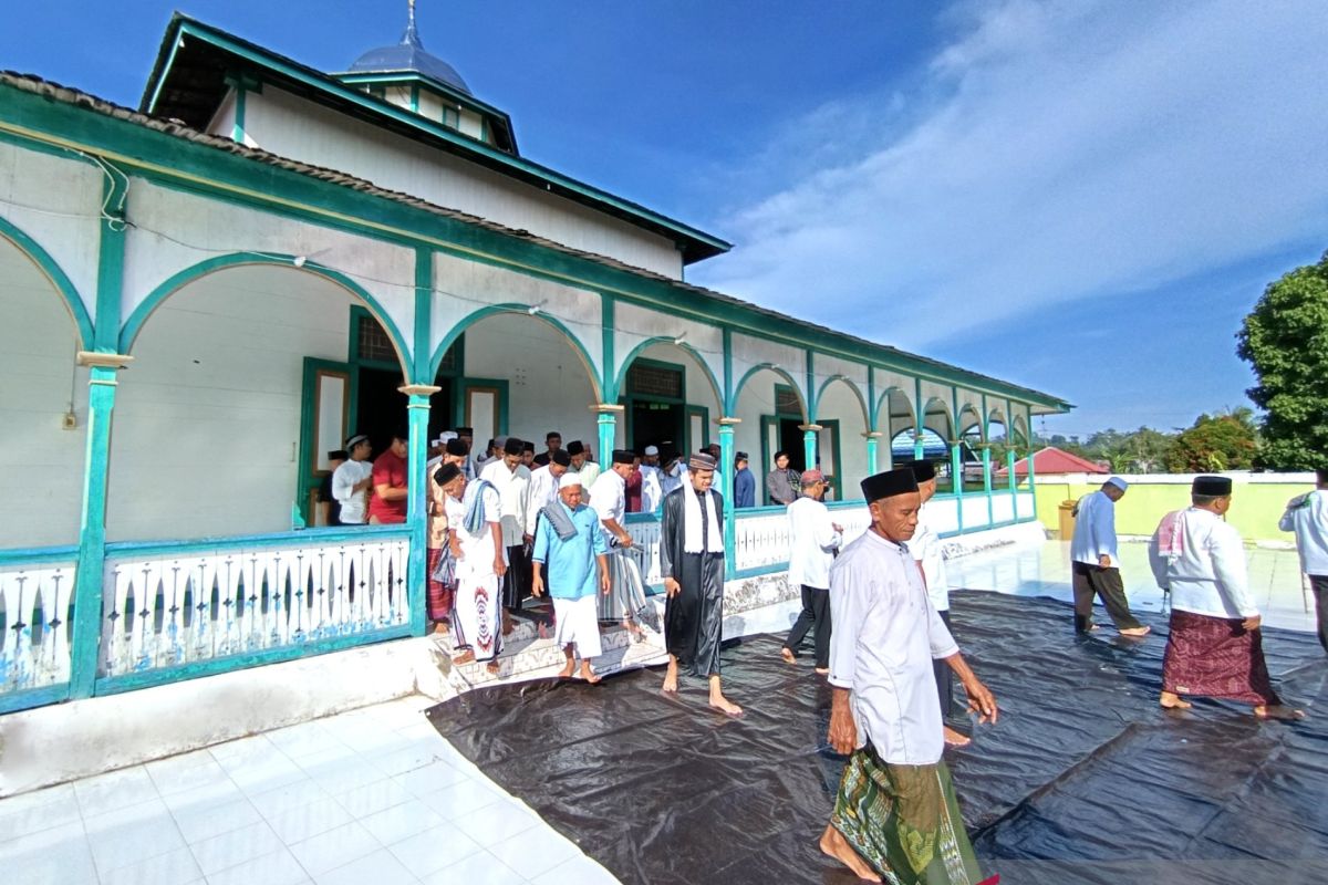 Pejabat titipkan sejumlah hewan kurban di masjid tertua di Kalimantan Utara