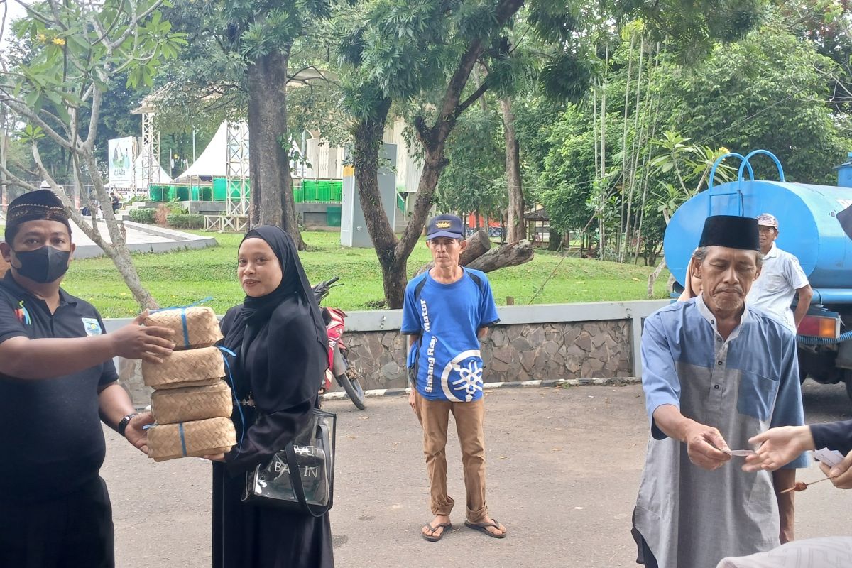 Pemkot Jambi gunakan besek bambu wadahi daging kurban