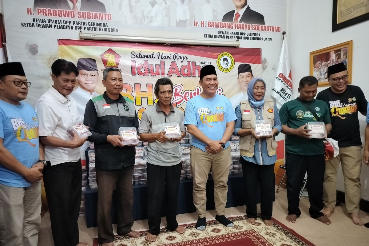 Bambang Haryo bagikan ribuan paket daging kurban untuk warga Sidoarjo