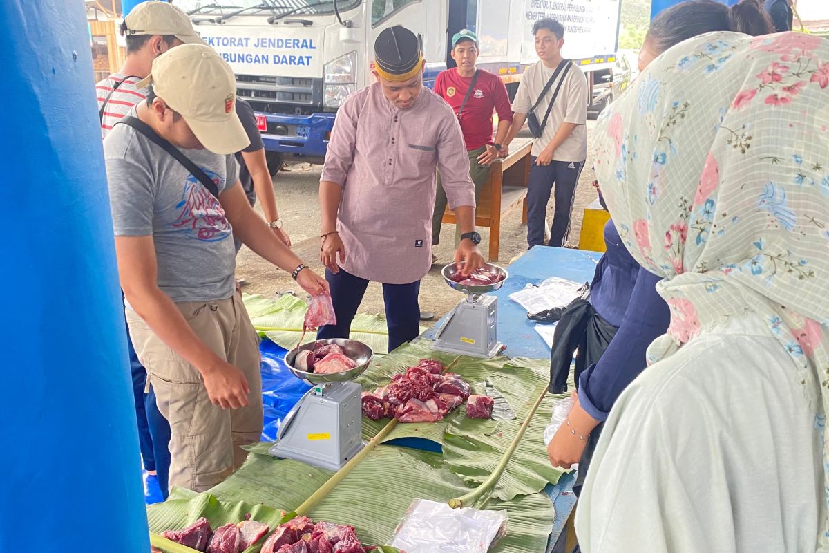 BPTD Maluku  bagi-bagi daging kurban untuk warga dan pegawai