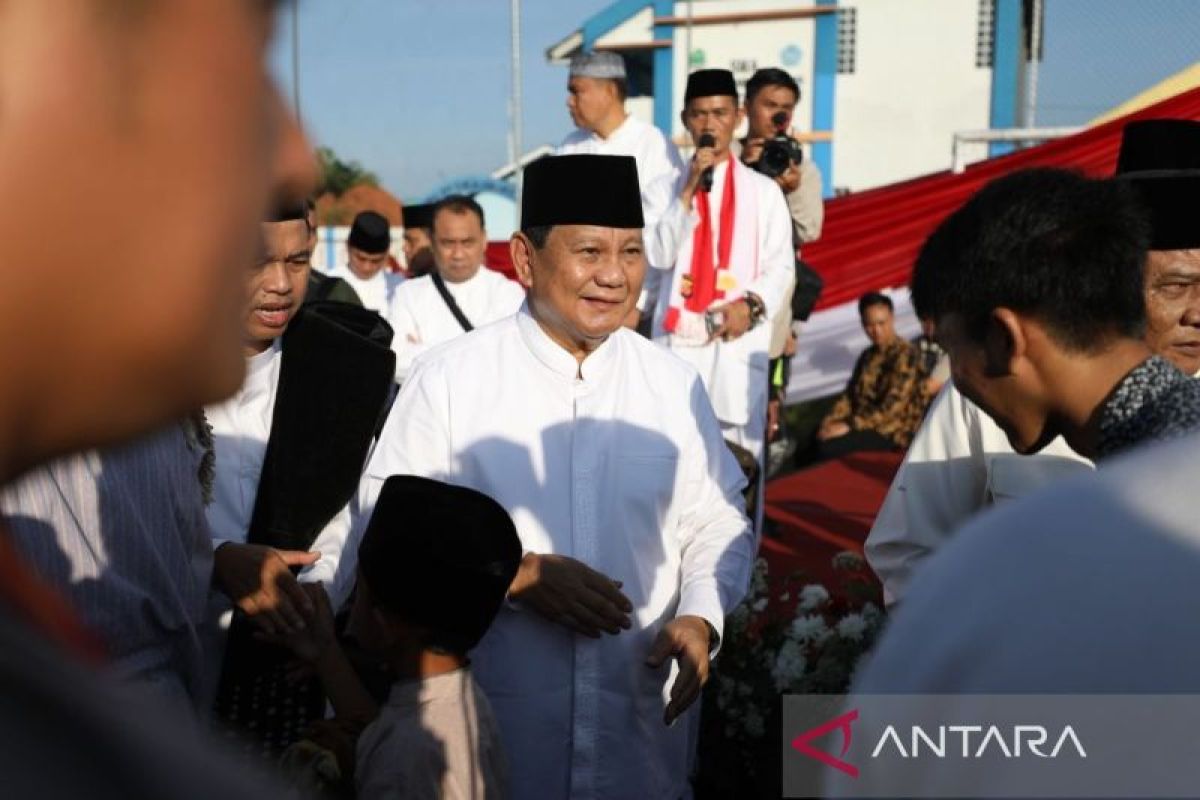 Prabowo Subianto salat Idul Adha di dekat kediamannya di Hambalang