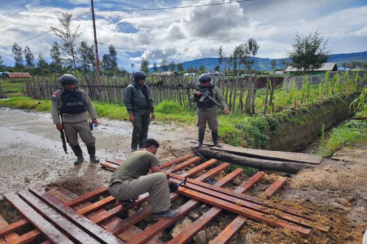 Satgas Damai Cartenz bantu membangun jembatan di Paniai