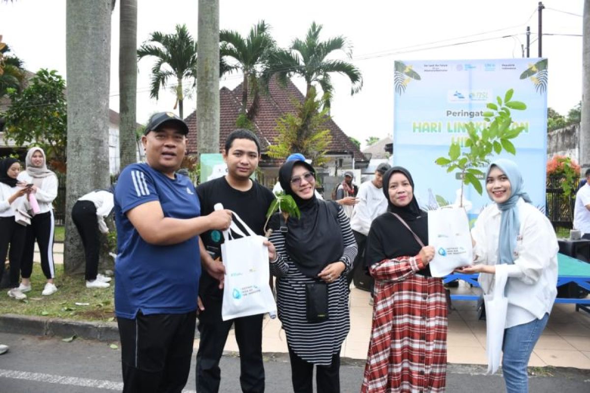 Jasa Tirta I bagikan ratusan bibit pohon buah ke warga Malang