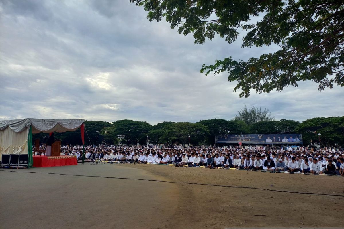 Ribuan warga Aceh shalat Idul Adha 1445 Hijriah di lapangan terbuka