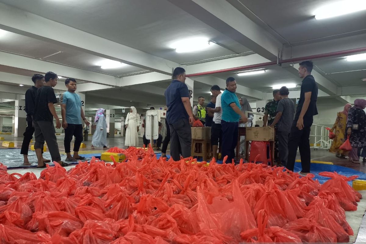 Masjid Raya Baiturrahman bagikan ribuan kantong daging kurban