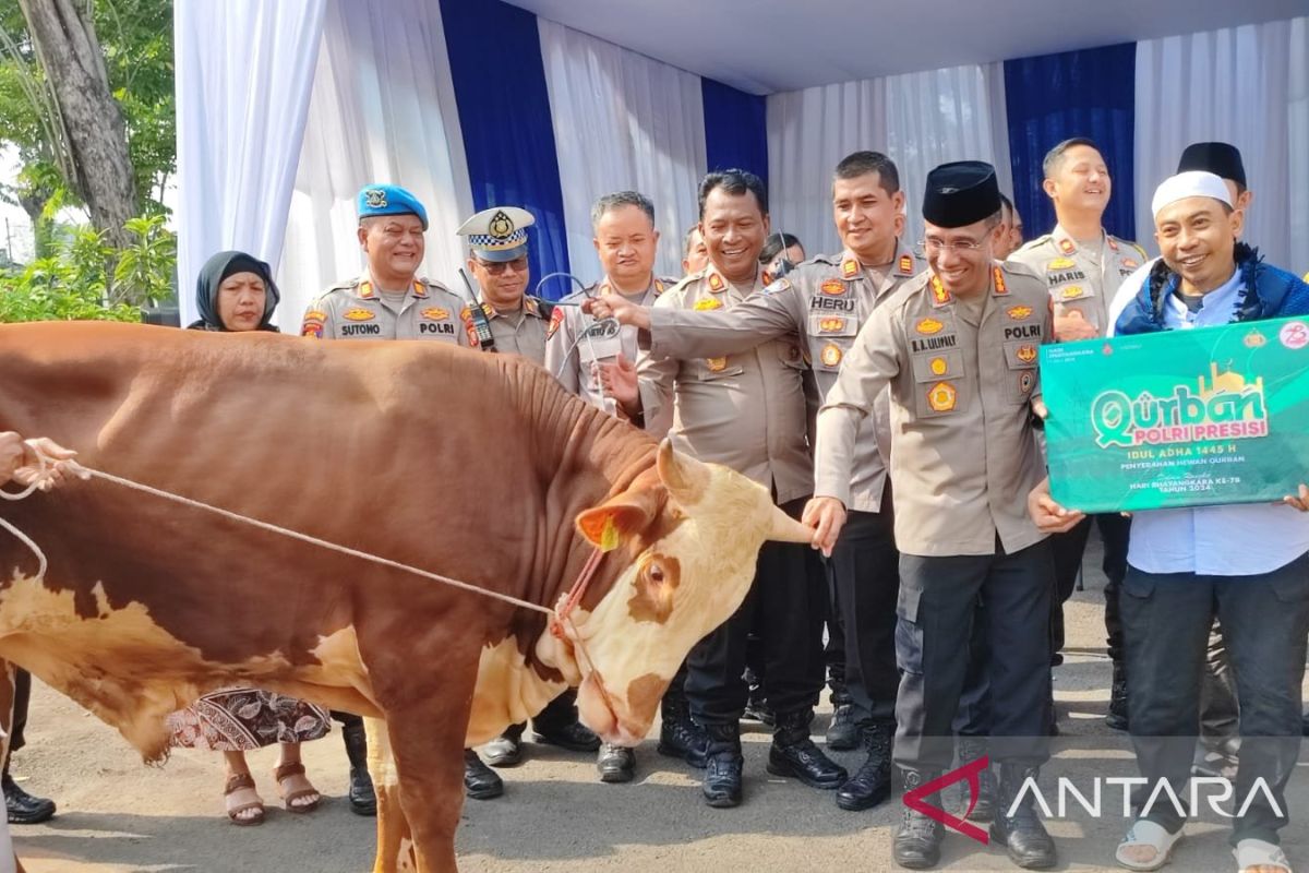 Polres Jaktim serahkan puluhan ekor hewan kurban 