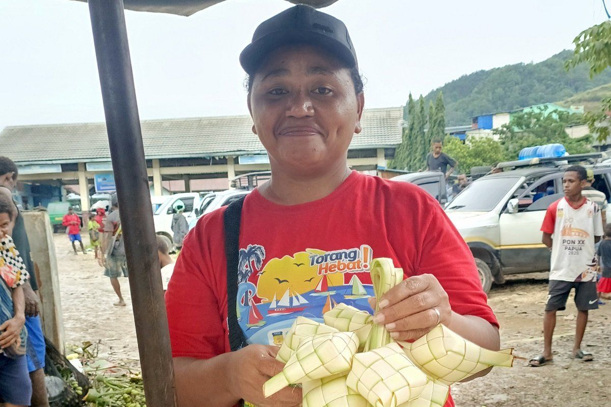Pedagang Papua rutin terima pesanan daun ketupat hari raya Idul Adha