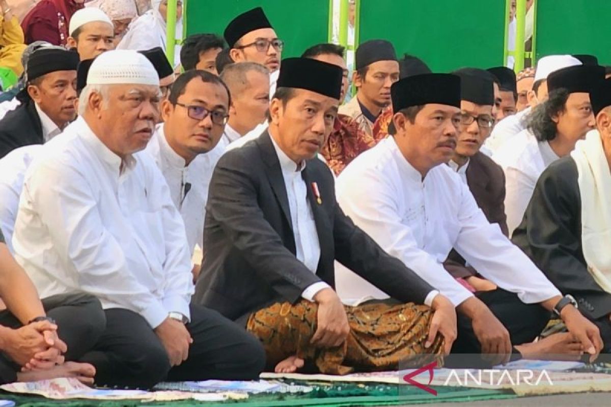 Dipimpin khatib ketua KPU, Presiden Joko Widodo shalat id di Simpanglima  Semarang