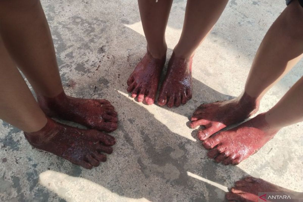 Melihat tradisi celup kaki ke darah hewan kurban di Palembang