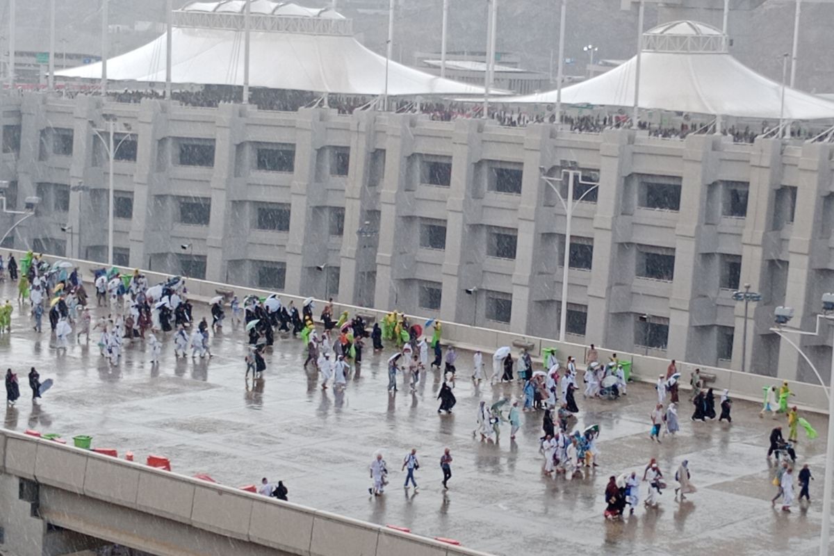 Mina Makkah diguyur hujan sesaat pada Senin sore