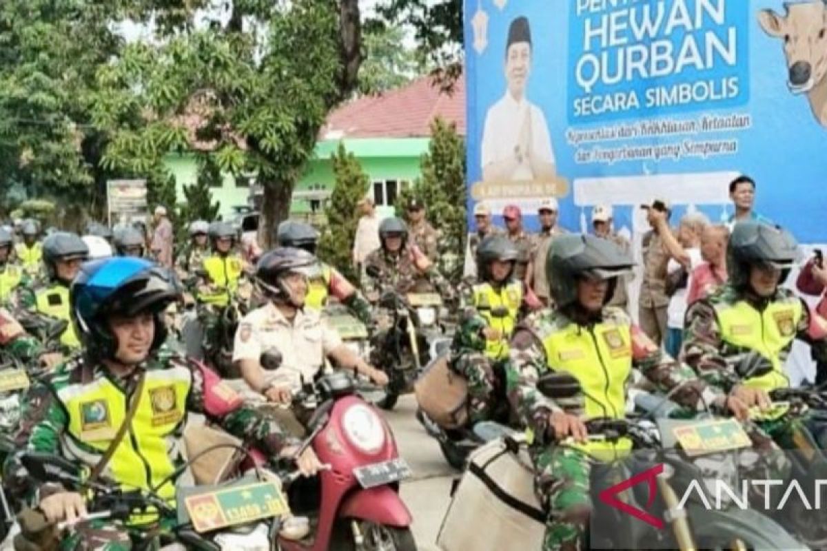 Seratus pemotor berkeliling ke pelosok desa di Karawang bagikan daging kurban