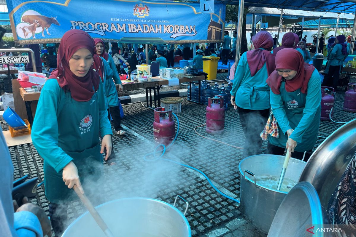 Warga Malaysia di Jakarta masak bersama hidangan Idul Adha usai pemotongan hewan kurban