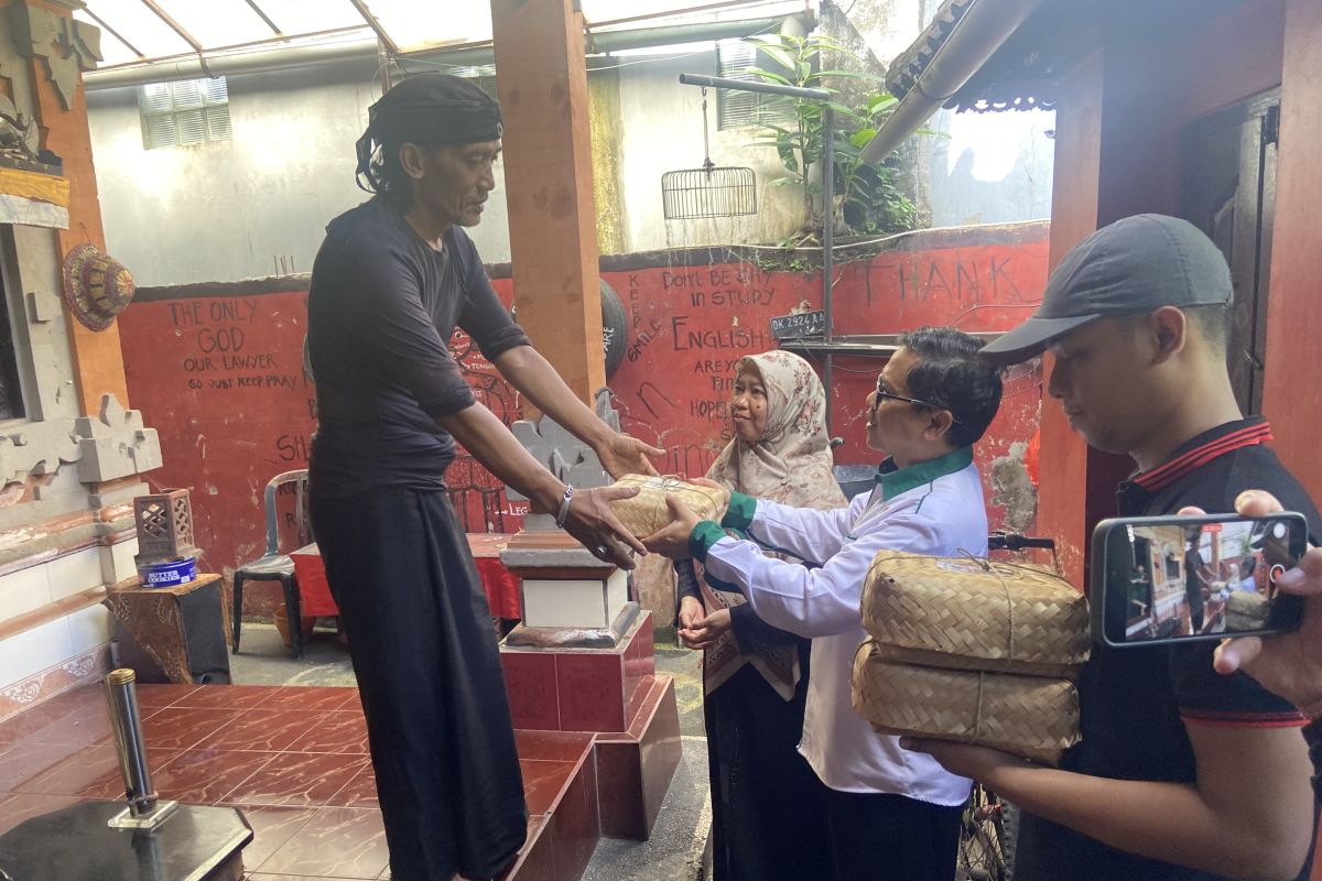 Muslim Bali kembali jalani tradisi Ngejot daging kurban