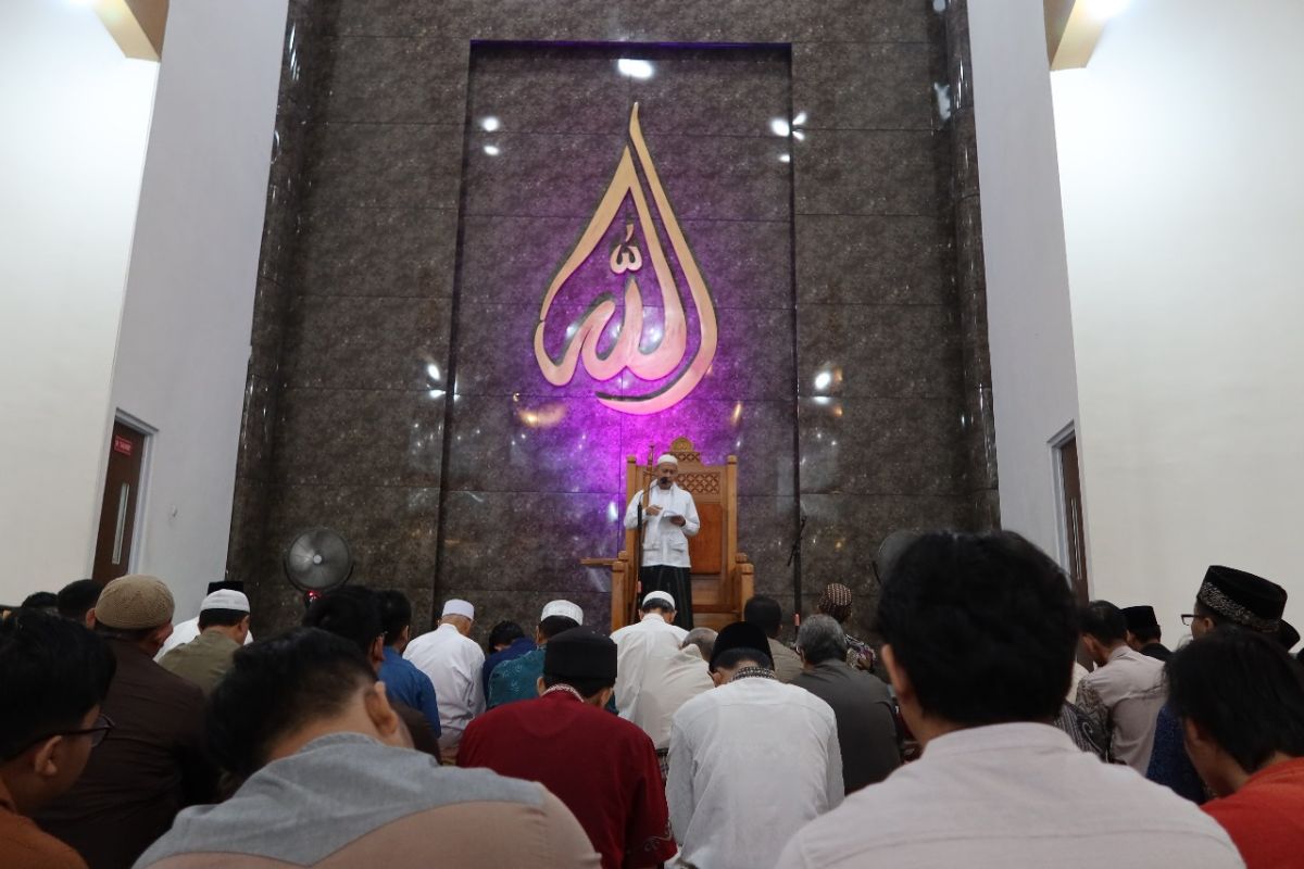 Khatib Masjid Unej ajak masyarakat teladani empat sikap Nabi Ibrahim