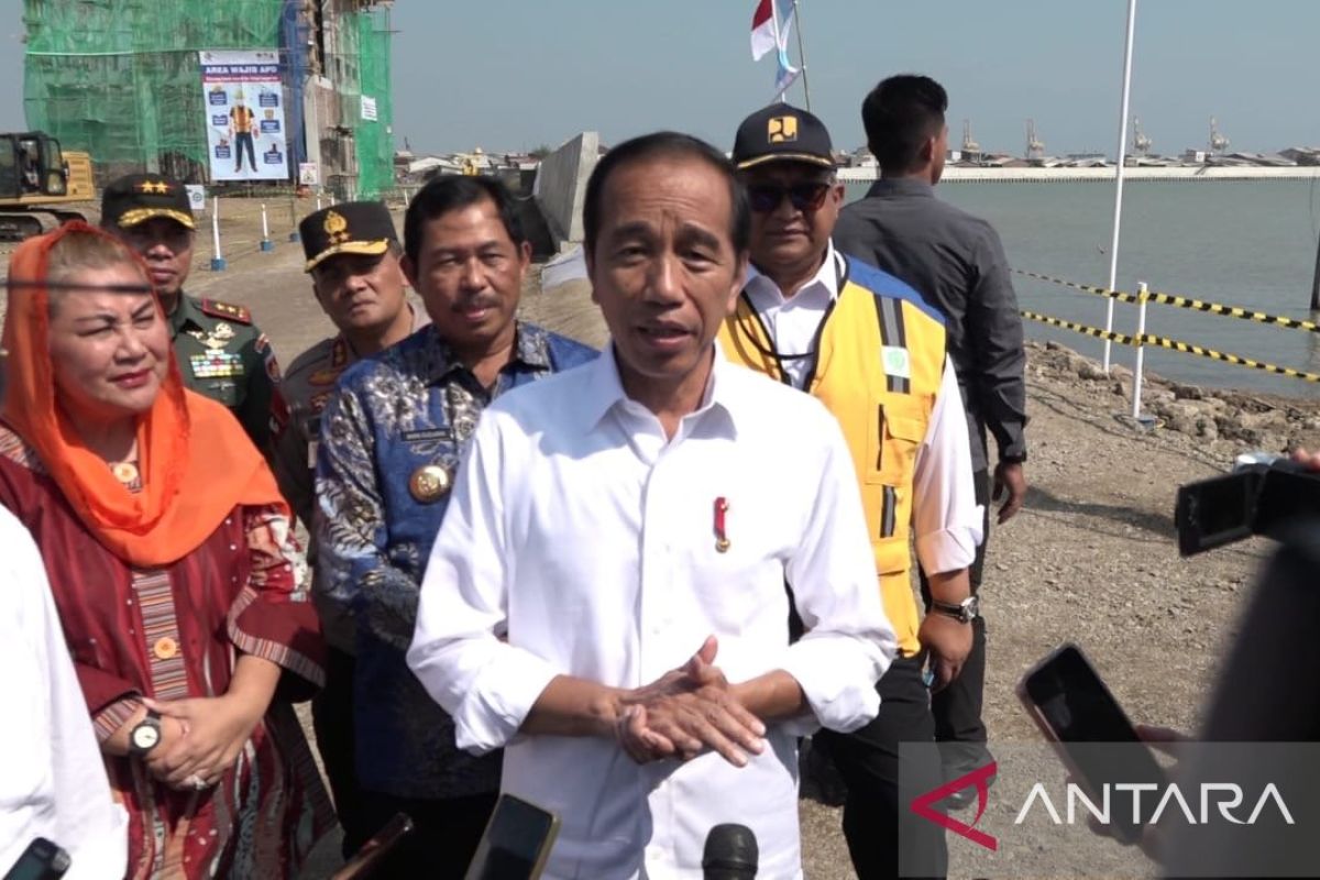 Jokowi tinjau proyek tanggul laut Tambaklorok Semarang