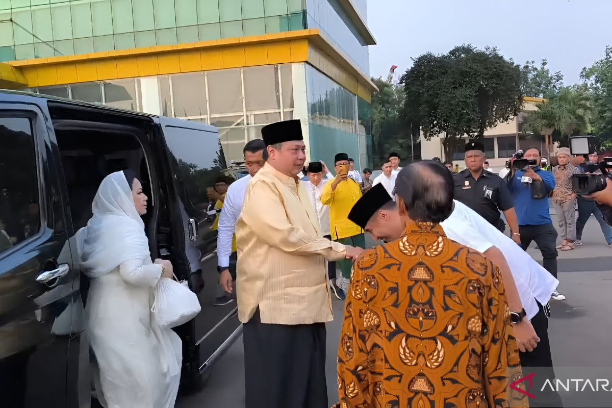 Airlangga salat Idul Adha di Masjid Ainul Hikmah DPP Golkar