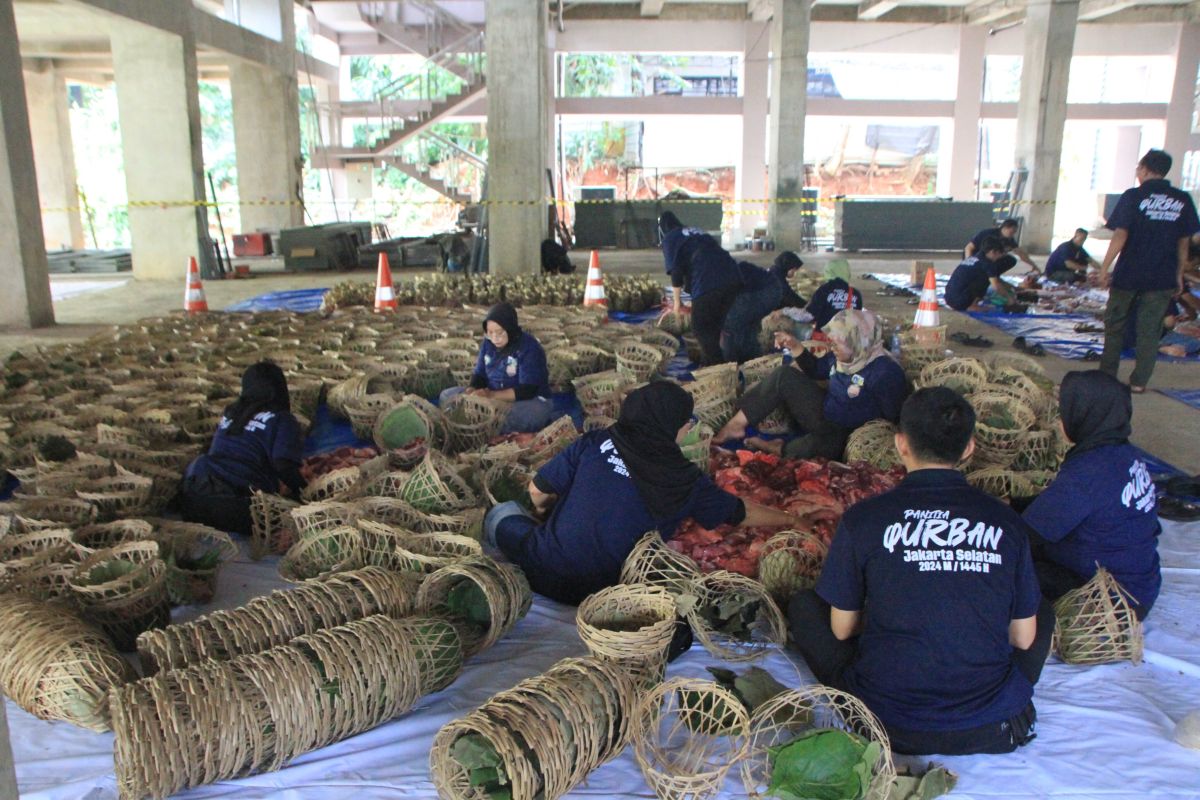 Idul Adha, Jaksel bagikan 2.000 bongsang berisi daging kurban