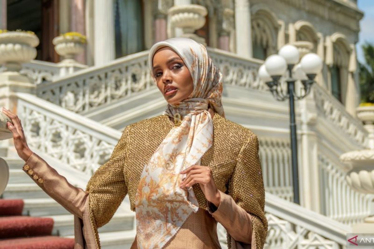 Buttonscarves gandeng supermodel Halima Aden untuk koleksi The Crown Series