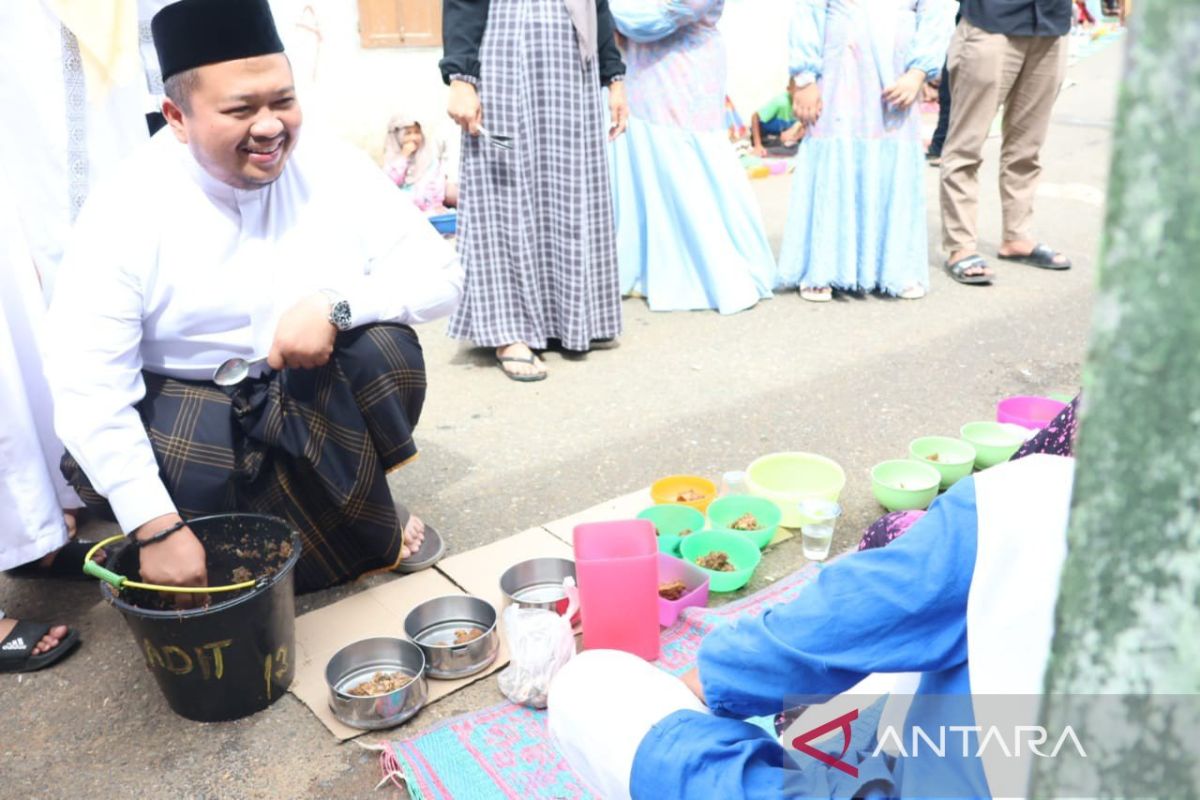 Bupati Dolly bersama keluarga ikuti tradisi unik Idul Adha di Tapsel